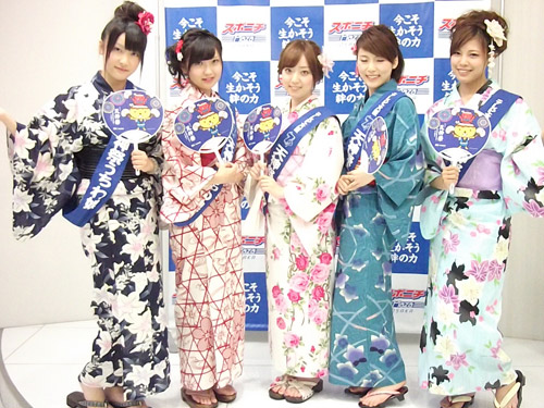 「天神祭うちわ娘」の（左から）児島真理奈さん、白木京果さん、宇野名都美さん、黒柳友里さん、田原理衣さん