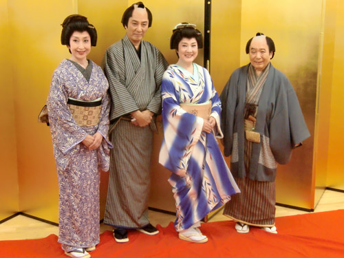 会見で笑顔を見せる（左から）土田早苗、田村亮、川中美幸、芦屋小雁