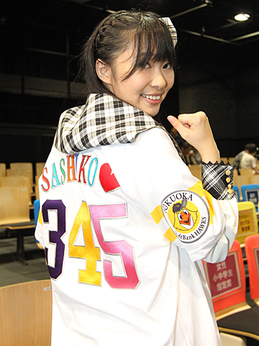 福岡ソフトバンクホークスの特製ユニホームに袖を通し笑顔の指原莉乃
