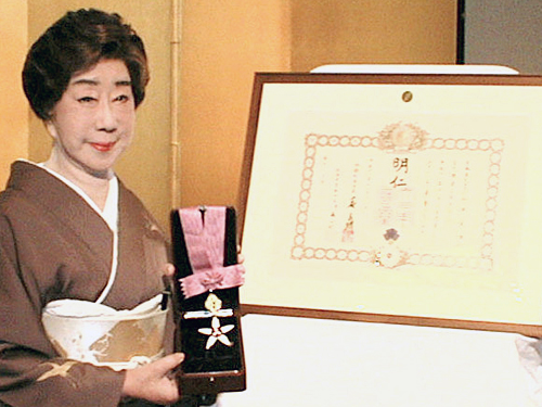 ９１年、文化勲章受章を祝う会に出席した山田五十鈴さん