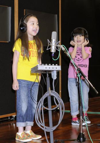 公開レコーディングで歌う谷花音（左）と小林星蘭