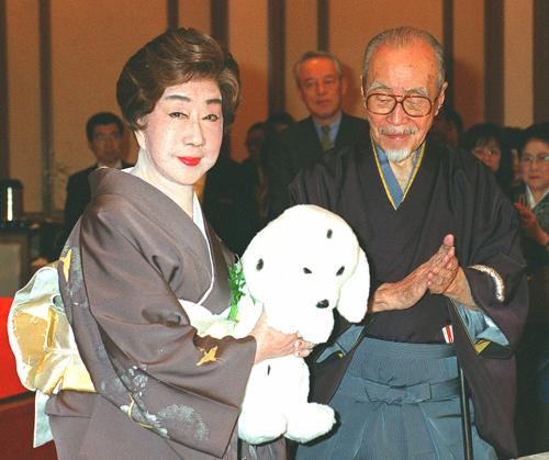 ２００１年２月、文化勲章受章のパーティで森繁久弥さん（右）に祝福される山田五十鈴さん