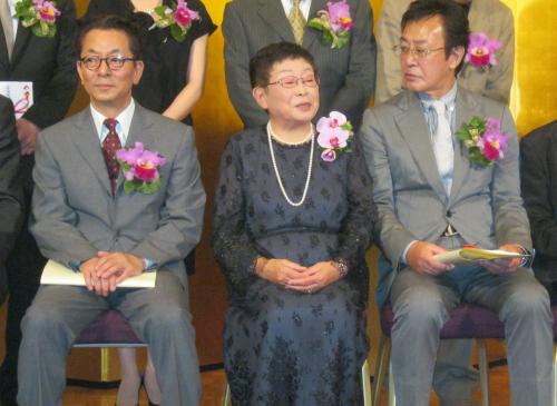 橋田賞授賞式に出席した（左から）水谷豊、橋田壽賀子氏、渡瀬恒彦