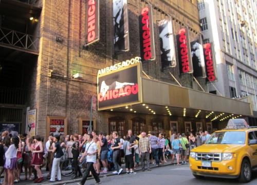 米倉涼子主演の「シカゴ」を上演中のアンバサダー劇場前は観客の行列ができてごった返した