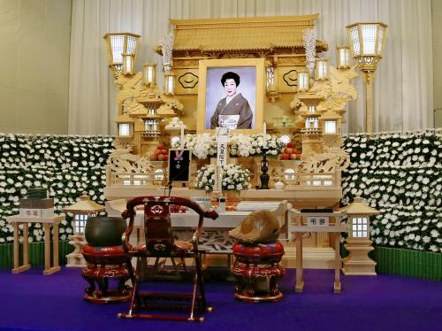 山田五十鈴さんの葬儀・告別式の祭壇と遺影