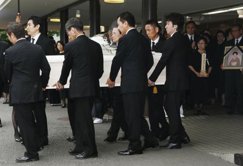 葬儀・告別式を終え高嶋政伸（左から２人目）らによって運ばれる山田五十鈴さんのひつぎ