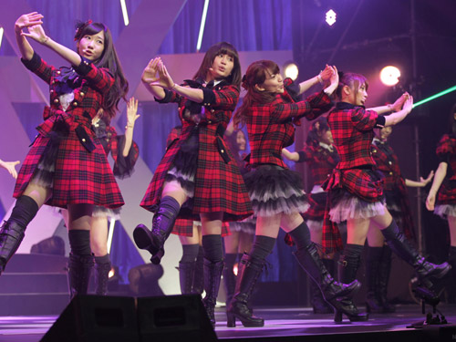 「ぱちんこＡＫＢ４８」発表会で踊る（左から）柏木由紀、前田敦子、大島優子、高橋みなみ