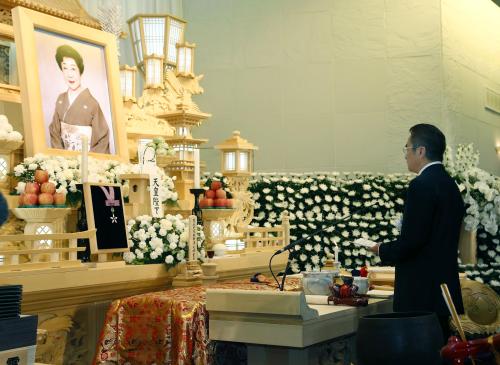 山田五十鈴さんの葬儀・告別式で弔辞を述べる俳優の西郷輝彦（共同通信代表撮影）