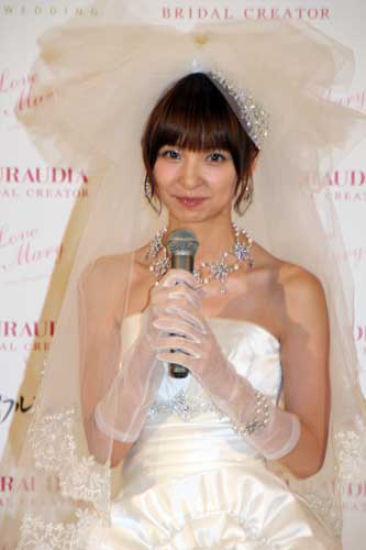 「Ｌｏｖｅ　Ｍａｒｙ　２ｎｄコレクション」記者発表会にウエディングドレス姿で登場した篠田麻里子