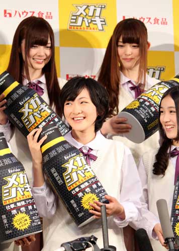 ハウス食品「メガシャキ」の新ＣＭ発表会で、松村沙友理（後列右）に褒められ、笑顔を見せる生駒里奈（前列左）