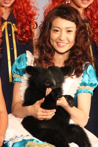 ディズニー映画「メリダとおそろしの森」初日舞台あいさつで子熊をひざの上に乗せる大島優子