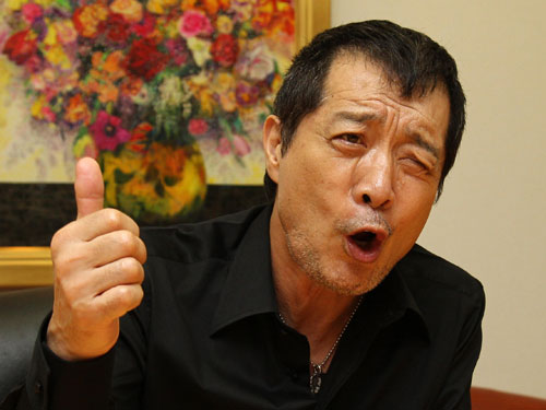 身振り手振りで、４０周年記念ライブへの意気込みを語る矢沢永吉
