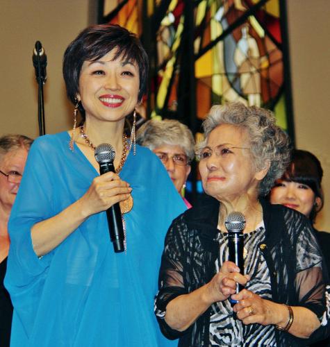 24日、米ロサンゼルス近郊の教会でコンサートを開いた歌手のクミコ（左）。右は笹森恵子さん