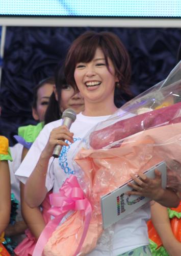 最後の仕事を終え、花束を贈られたフジテレビの中野美奈子アナウンサー