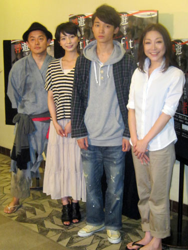 舞台「浮遊するｆｉｔしない者達」会見に出席した（左から）「スピードワゴン」井戸田潤、入来茉里、竹内寿、「クワバタオハラ」小原正子