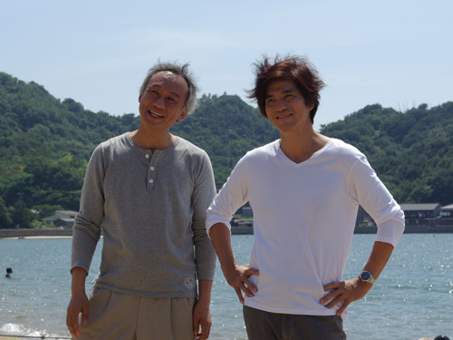 岡山県笠岡市白石島での撮影を行う、佐藤浩市（右）と西村雅彦