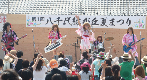千葉・八千代市でのイベントに出演した「美女♂ｍｅｎ　Ｖｌｏｓｓｏｍ」（左から）伊織、遊島透ｃｈ、桜塚やっくん、ＲＵＩ、如月なつき