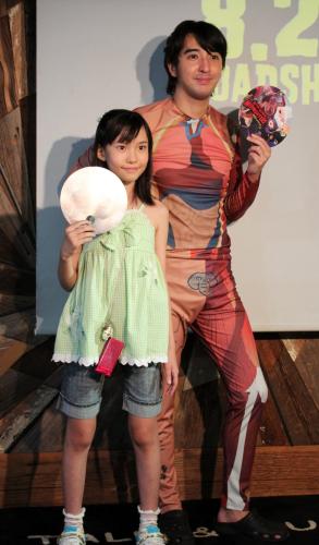 映画「放課後ミッドナイターズ」特別対談トークショーで、人体解剖図の全身タイツを着た黒田勇樹（右）と春名風花
