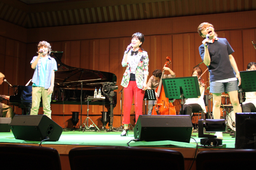 「プレミアム・ミーツ・プレミアム２０１２」でＣＭソングを熱唱した（左から）ミゲル、島谷ひとみ、西川貴教