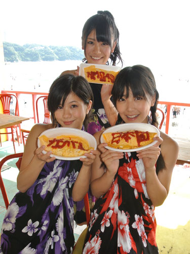 海の家で１日アルバイトをしたＮＭＢ４８の（左から）谷川愛梨、福本愛菜、白間美瑠