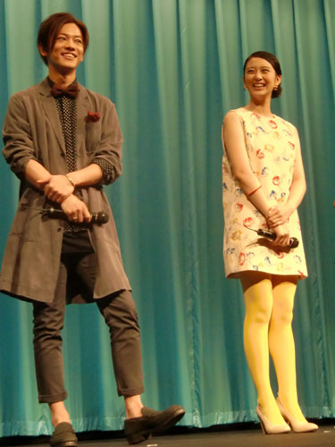 大阪市内で映画「るろうに剣心」の舞台あいさつに登場した佐藤健と武井咲