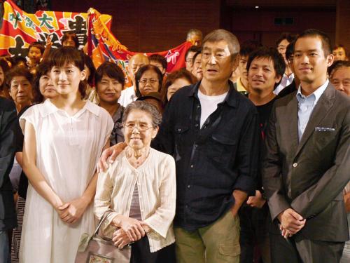 長崎県平戸市で開かれた映画「あなたへ」の上映会で、市民に囲まれる（左から）綾瀬はるか、（１人おいて）高倉健、三浦貴大ら出演者