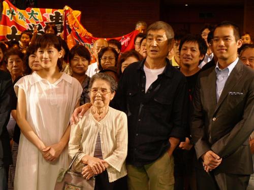 試写会舞台あいさつを行った（左から）綾瀬はるか、木山キミさん、高倉健、三浦貴大