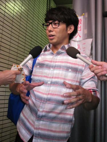 「笑っていいとも！」出演後に報道陣の取材に答えるピースの綾部祐二