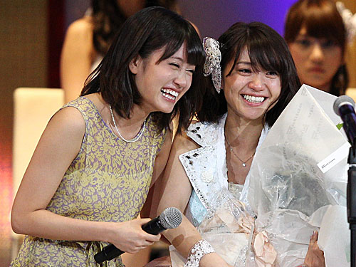 ６月の総選挙で前田敦子（左）と笑顔を見せる大島優子
