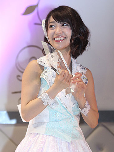 ６月のＡＫＢ４８選抜総選挙で１位に返り咲き、笑顔を見せる大島優子