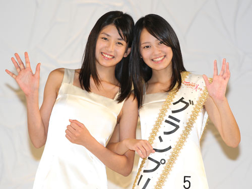 第１３回国民的美少女コンテストグランプリに選ばれ笑顔で腕を組んで手を振る小沢奈々花さん（左）と吉本実憂さん