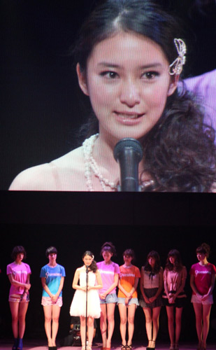 「Ｓｅｖｅｎｔｅｅｎ夏の学園祭２０１２」で、涙ながらに卒業を宣言した武井咲