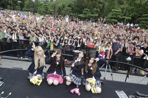 ４年半ぶりの大阪城天路上ライブをデビュー当時の制服姿で開催したＳＣＡＮＤＡＬ