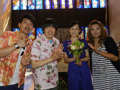 加藤明子アナ（右から２人目）の結婚を祝福する（左から）雨上がり決死隊の宮迫博之と蛍原徹、海原ともこ