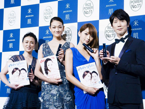 「米肌～ＭＡＩＨＡＤＡ～」の新商品発表イベントに出席した（左から）国生さゆり、冨永愛、佐藤かよ、佐々木蔵之介