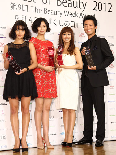Ｔｈｅ　Ｂｅｓｔ　ｏｆ　Ｂｅａｕｔｙ　２０１２授賞式でトロフィーを手に笑顔を見せる（左から）草刈麻有、榮倉奈々、優香、桐谷健太