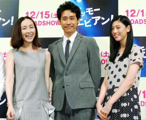 「グッモーエビアン！」完成披露試写会で舞台あいさつした（左から）麻生久美子、大泉洋、三吉彩花