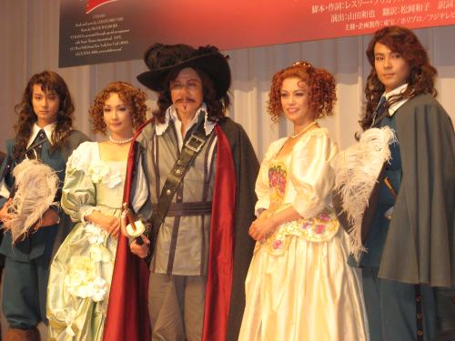 ミュージカル「シラノ」の製作発表に出席した（左から）田代万里生、濱田めぐみ、鹿賀丈史、彩吹真央、平方元基
