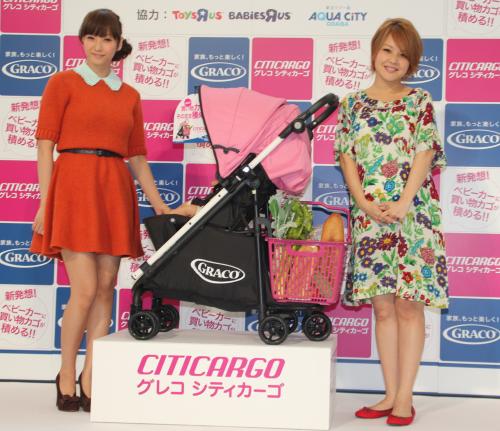 ベビーカー　グレコ「シティカーゴ」新製品発表会に登場した藤本美貴（左）とお腹がふっくらした中澤裕子