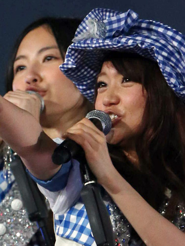 ＡＫＢ４８の新曲「ＵＺＡ」でセンターを務める大島優子（右）と松井珠理奈