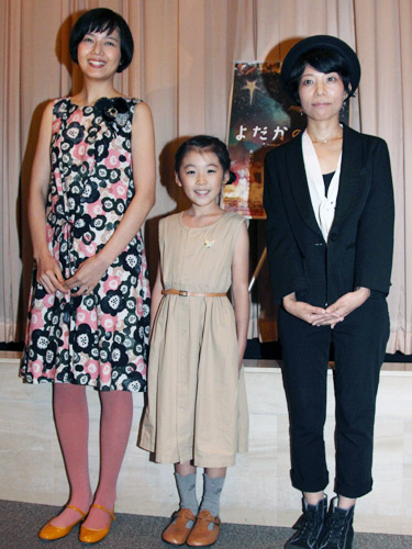 笑顔を見せる（左から）菊池亜希子、大宮千莉、斉藤監督