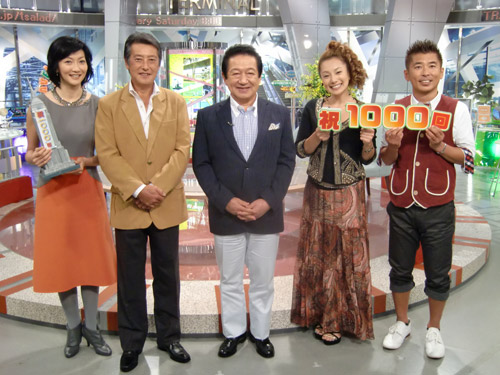 放送１０００回を迎え会見する神田正輝（左から２人目）ら出演者