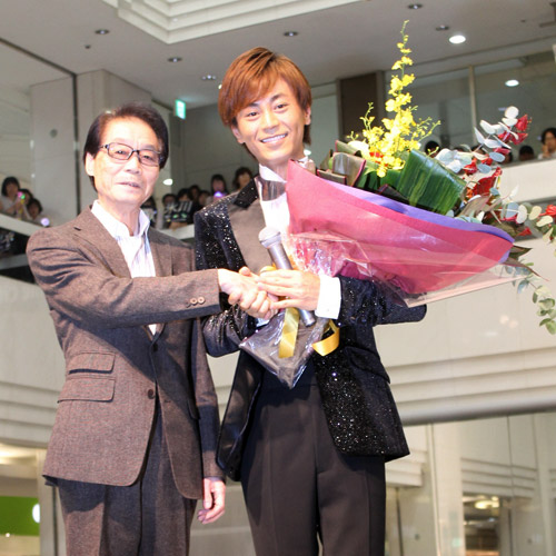 新曲発売記念イベントで作曲家の鶴岡雅義氏（左）と握手する氷川きよし
