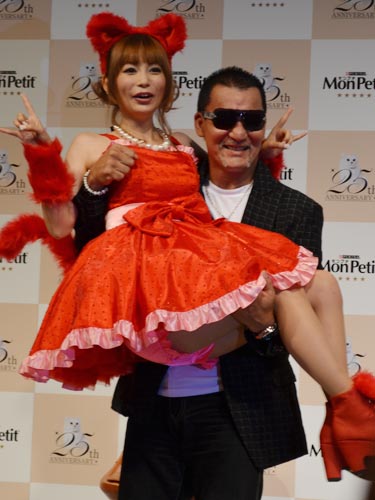 「モンプチハッピーキャットコンテスト」表彰式で、中川翔子は蝶野正洋に“おネコさま抱っこ”されて笑顔