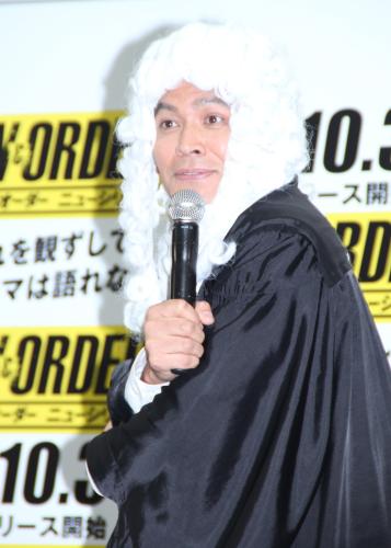 海外ドラマ「ＬＡＷ＆ＯＲＤＥＲ／ロー・アンド・オーダー」ＤＶＤリリース開始記念イベントに裁判長のコスプレで登場した岡田圭右