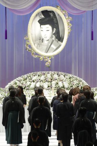 春日野八千代さんの宝塚歌劇団葬で献花する劇団員ら