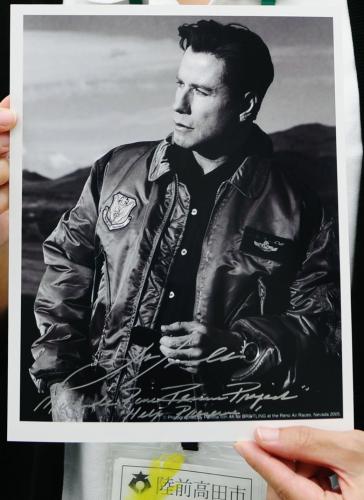 「奇跡の一本松」の保存活動を応援するジョン・トラボルタから届いた直筆のメッセージとサイン入りのブロマイド写真