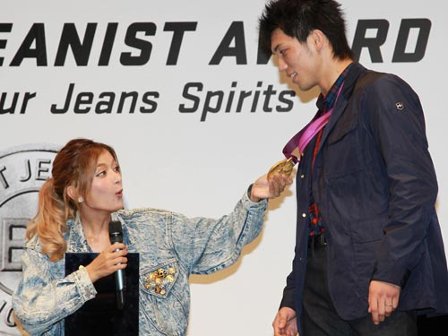 ベストジーニストを受賞し、村田諒太（右）の金メダルをさわり笑顔を見せるローラ