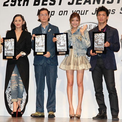 ベストジーニストを受賞し笑顔を見せる（左から）夏木マリ、井浦新、ローラ、村田諒太