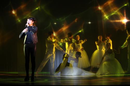 初の舞台出演で「夢の中で」を熱唱する松任谷由実　